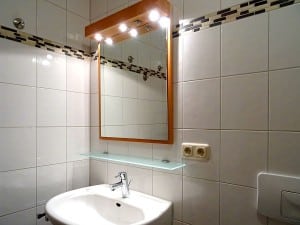 Großer Spiegel im Bad über dem Waschbecken