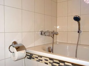 Hochwertige Bad und Sanitäreinrichtungen mit Wanne und Duschmöglichkeit