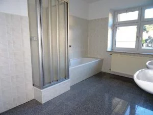 Mietwohnung Bad Gottleuba - Badezimmer mit Dusche und Wanne und zwei Waschbecken