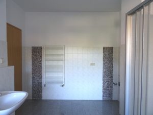 Mietwohnung Bad Gottleuba - Badezimmer zwei Waschbecken, Dusche, Wanne