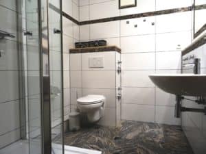 Bad mit Dusche, Waschbecken, WC