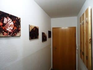 Flur mit Garderobe und Wandbilder