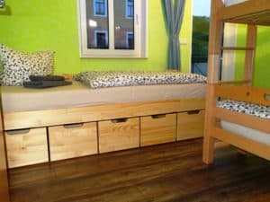 Kinderzimmer mit Einzelbett und Etagenbett
