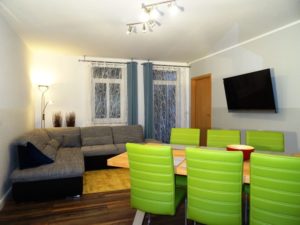 Wohnzimmer mit Essecke, Sofa, TV