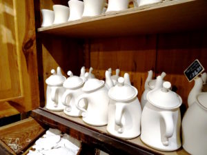 Eine kleine Auswahl an Keramik die darauf wartet bemalt zu werden
